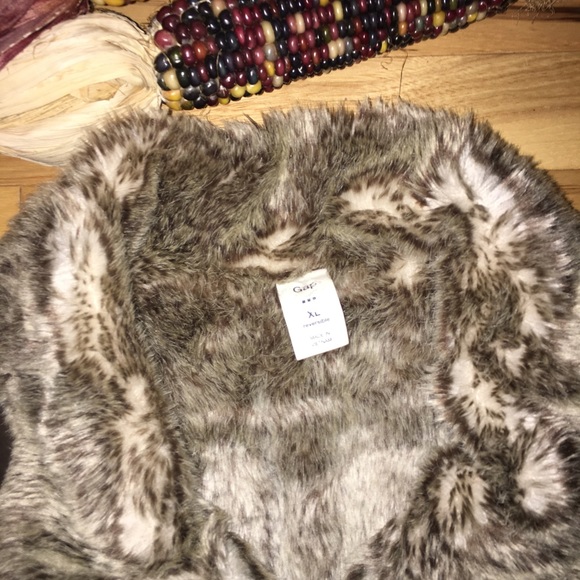 GAP Reversible Vest - Picture 2 of 8